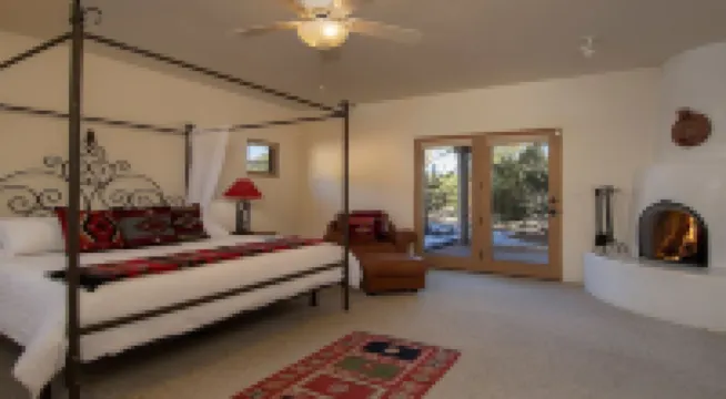 Beautiful Santa Fe Home ~ Breathtaking Views and Sunsets ~ 3.5 miles to plaza
