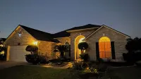 Relaxing home with Smart TVs in all Bedroom, Breakfast & Fast Tesla Charger