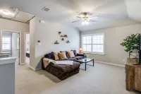 Panther City Paradise ~ Resort Pool & Spa! Close to Everything FW Offers!