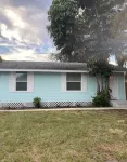 cozy and cheerful 2 bedroom home minutes to the beach! Hôtels à proximité de : Florida Botanical Gardens