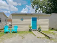 Furnished Blue door Studio home central- near restaurants, shopping and Lake