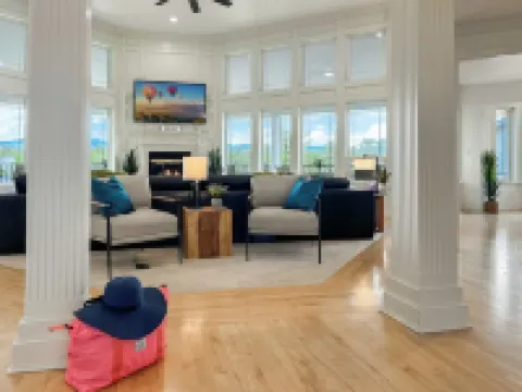 FULLY LOADED - hot tub - pool table - arcade games - 10 min from Downtown WW