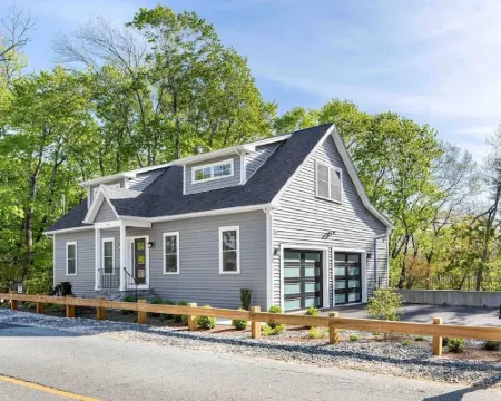 Luxury Home | Fire Pit | Beach | Grill | 2 Decks Hotels in Smithfield