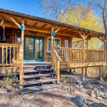 Tranquil Cabin on Sleeping Child Creek