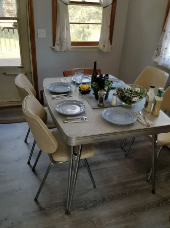 Cape Cod home in great location! Walk to downtown