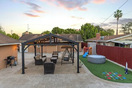 Coastal Home Near UCSB & Airport + Hot Tub, King Beds, Fast Wifi, Sleeps 6 Отели в г. Голета