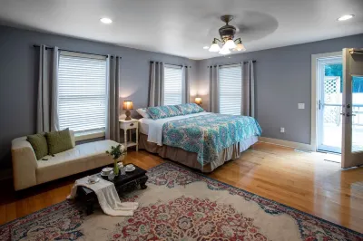 Lg Private Pool w Huge Patio, Hot tub, Fire Pit, 2 min to Downtown, Beach & Rest