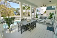 Private pool, FREE BIKES, Across the street from the BEACH! Free Pool Heater!