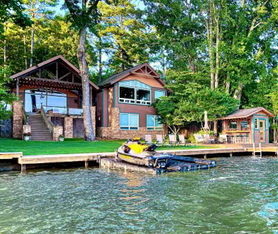 Lakefront Hot Springs, 3 King Beds, 3.5 Baths, Bunk room, Fire Pit, Lakeside Bar Hotel a 