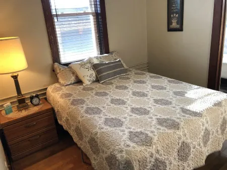 Downtown Sleepy Eye Apartment, 1 bedroom and sleeper.  Vintage in every way!