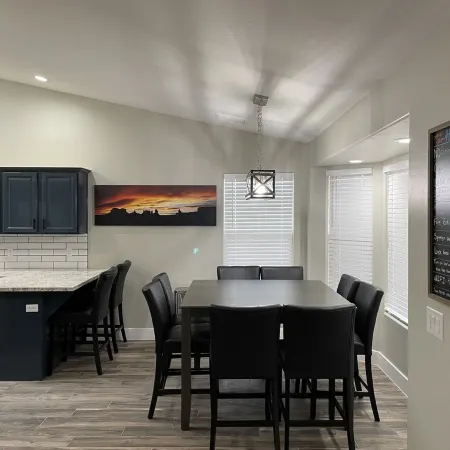 Lake Powell Modern Remodeled VRBO - 3BR, 2BA minutes to Lake and Restaurants!