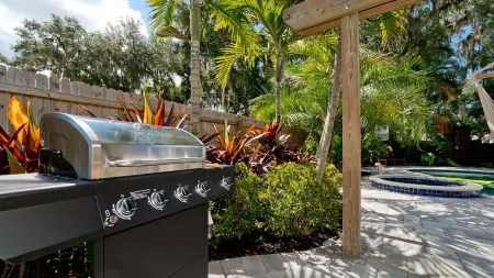 Barefoot Bungalow, Heated Pool & Spa, Game Room Foosball Отели рядом с достопримечательностью «Запад Гейт»