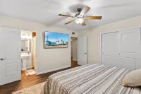 Southwestern Modern 4 Bedroom Home Hotels near Pepper Tree Square