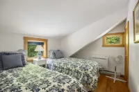 4-Bedroom Tranquil Skaneateles Cottage Retreat on the Lakefront Hotels in Niles