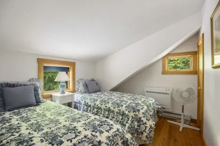 4-Bedroom Tranquil Skaneateles Cottage Retreat on the Lakefront Отели в г. Найлс