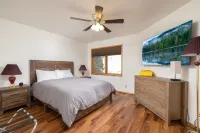 Spectacular views-5- cars easily. pool table and brand new hot tub.