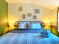 The Historic & Walkable Philadelphia Washington Square West 2 bed/2 bath Home