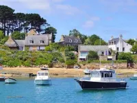 Charming little house 800m from the seaside Hoteles en Paimpol