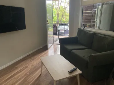 Private, Quiet Cottage. Close to great hiking and shopping Hotels near Nerang Train Station