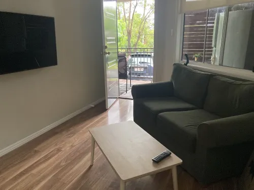 Private, Quiet Cottage. Close to great hiking and shopping