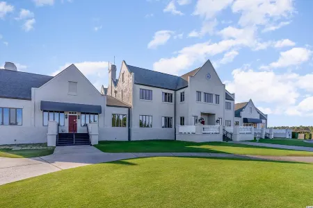 Condo in Legends Golf Course Resort  with a great Pub Next Door to the Unit Отели в г. Ред Хилл