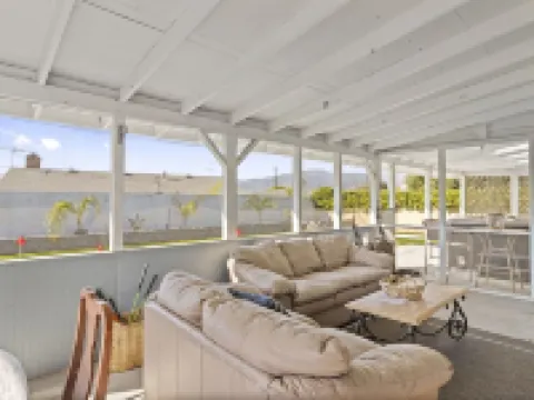 Charming 5 bedroom with a putting green Hotels in Glendora