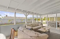 Charming 5 bedroom with a putting green