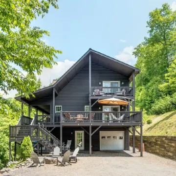 Spacious Mountain Cabin w/Beautiful View!! 3 King Beds & Spa!