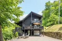 Spacious Mountain Cabin w/Beautiful View!! 3 King Beds & Spa!