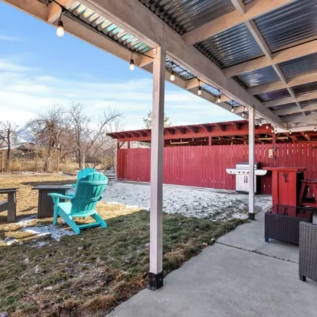 Perfect Central Location w/Mtn Views, Huge Fenced Yard, King Beds, BBQ, & Games!