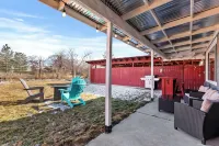 Stylish, Comfortable, Mtn Views, Huge Fenced Yard, King Beds, Cozy Fireplace! Hotels in Murray