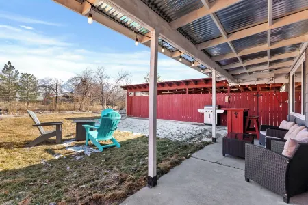 Stylish, Comfortable, Mtn Views, Huge Fenced Yard, King Beds, Cozy Fireplace! Отели в г. Мюррей