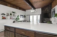 Alaskan Dreamscape Loft [5] Hotels near Flattop Mountain