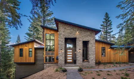 New modern home with spectacular view on 5 private acres Отели рядом с достопримечательностью «California Historical Landmark 780-6: Transcontinental Railroad in Truckee»