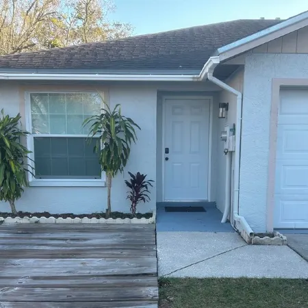 Escape to this charming villa in picturesque Palm Harbor. With 2 cozy bedrooms.