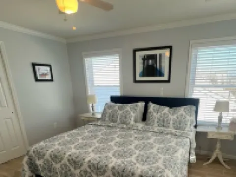 A cozy house that sleeps 10 just a few blocks from the beach Hotels in Lavallette