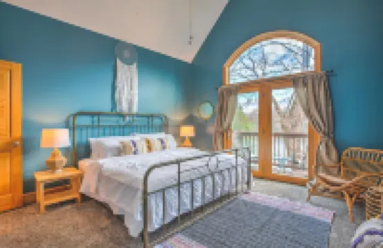 5 Br/3.5 Ba. 3 KING BEDS. LAKE FRONT. FIREPIT. GAME ROOM. MULTIPLE PORCHES.