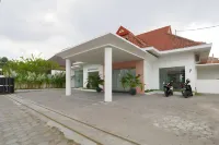 RedDoorz Plus @ Demangan Gejayan Các khách sạn ở Depok