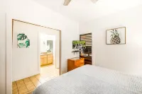 BRAND NEW AC | Ground Floor 1 Bdrm | Peekaboo Ocean View | Pool | 5 Min to Beach
