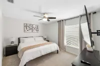 Spacious 4-bedroom house in charming Rotonda West with AC, WiFi, and Heated Pool Hotel a Rotonda West