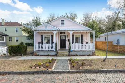 Charming Cottage Near Downtown Wilmington & Beach One Tree Hill: TRIC 주변 호텔