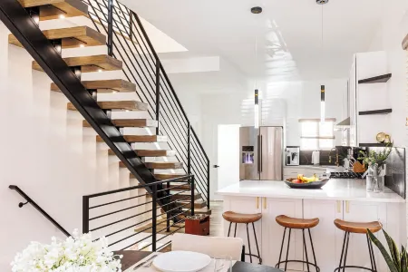 Newly Remodeled Downtown Loft – Free Parking, 5 Bds, Fully Stocked