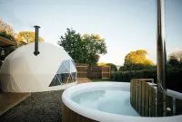 Traveller's Joy, Luxury Dome with private hot tub, 15 mins to beach