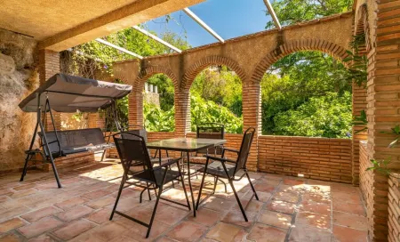 30 minutes from Malaga! Villa ideal for large groups, with games room
