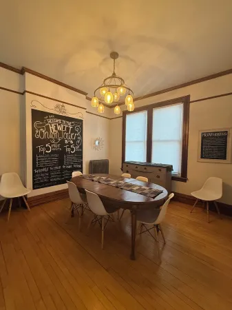 Hewitt Onion Tower Victorian charm in heart of Marquette- Cozy Fireplace