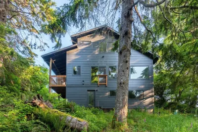 Baleen. Gorgeous Outdoor Sauna, Stylish Interior, Pet Friendly. Hotels near 4175 N Hwy 101