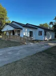 Newly Renovated 3-Bedroom House, Minutes Away from Coliseum, Lake & Lakecrest Hotels near Walgreens