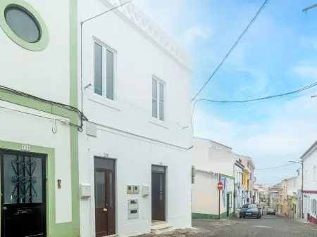 Surfers Inn 2 Отели рядом с достопримечательностью «PenichePraia - Bungalows, Campers and SPA»