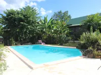cottages with swimming pool and Spa 900 m from the sea Hotels in Sainte-Rose