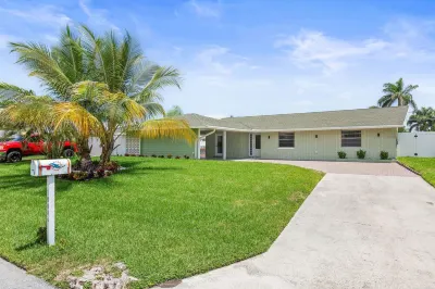 Glam's Guest House in Palm Beach Gardens Hotels near Phenix Salon Suites